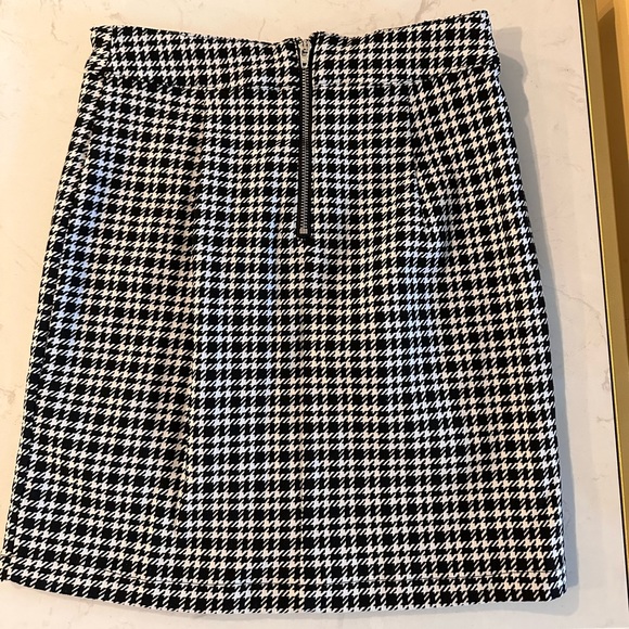Houndstooth Mini Skirt with Left Front Slit - SZ 0 - Picture 2 of 3